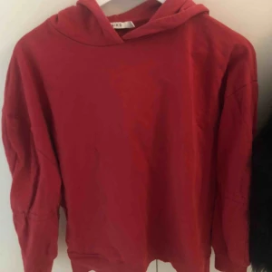  - Röd hoodie från NA-KD. Knappt använd. Storlek XS. Köparen står för frakten 💕