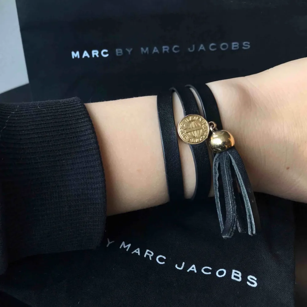 Supersnyggt läderarmband från Marc Jacobs. Totallängd på armbandet är 50cm och viras runt handleden, som sedan knäpps med hjälp av magneten under guldbrickan. Använd väldigt få gånger. Kan skickas om köparen betalar frakt. . Accessoarer.