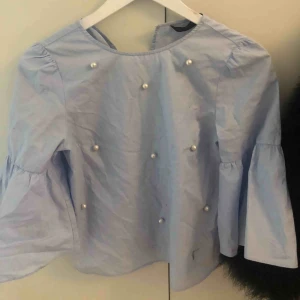  - Tröja från zara. Använd en gång. Dock har en knapp gått av men den sitter lika bra ändå. Köparen står för frakten 💕