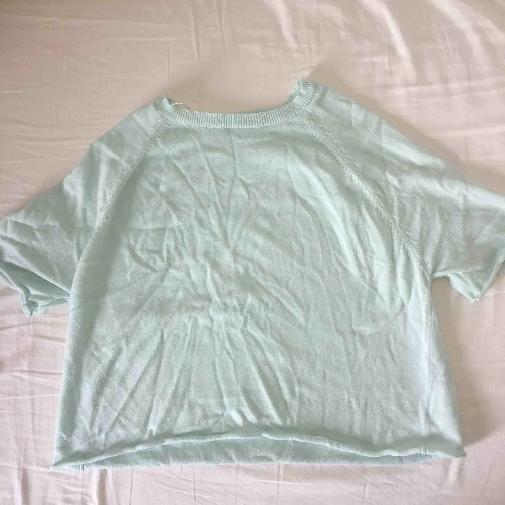 Ej använd ”crop Top” i mint/ ljusblå färg. Mjukt tyg. Köpt på Gina Tricot . T-shirts.