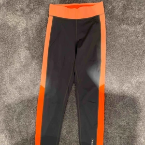  - Fina träningstights från SOC i storlek 36. I väldigt fint skick och säljes pga att dem är försmå💗 Ska den skickas betalar köparen frakten❤️