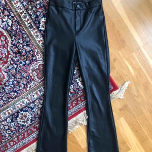  - Svarta skinnbyxor från Zara! Köparen står för frakten ❣️