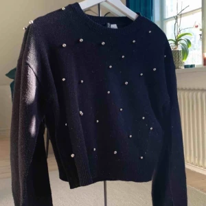  - Svart stickad tröja med pärlor på från H&m. Bra skick och väldigt skön. Frakt tillkommer 💓
