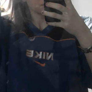  - Riktigt snygg oversize vintage Nike tröja, min (mammas gamla) kommer aldrig till använding. Köpare står för frakt 40kr kan tänka mig att gå ner i pris vid snabb affär