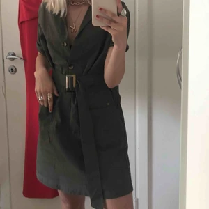 Klänning na-kd - Säljer denna snygga klänningen ifrån Nakd, använd ett fåtal gånger. Bältet ingår till 💖💖 100 kr + 60 i frakt. 