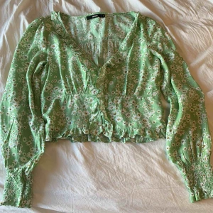  - En supersöt blus från BikBok, har aldrig använt den då det inte är min stil. Superfin nu till våren och sommaren.☺️