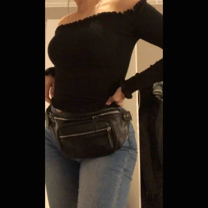 - svinsnygg midjeväska från bershka! går att ändra storlek på bandet så man kan både ha den på midjan och över axeln. snyggt bägge två! pris kan diskuteras! köparen står för eventuell frakt 