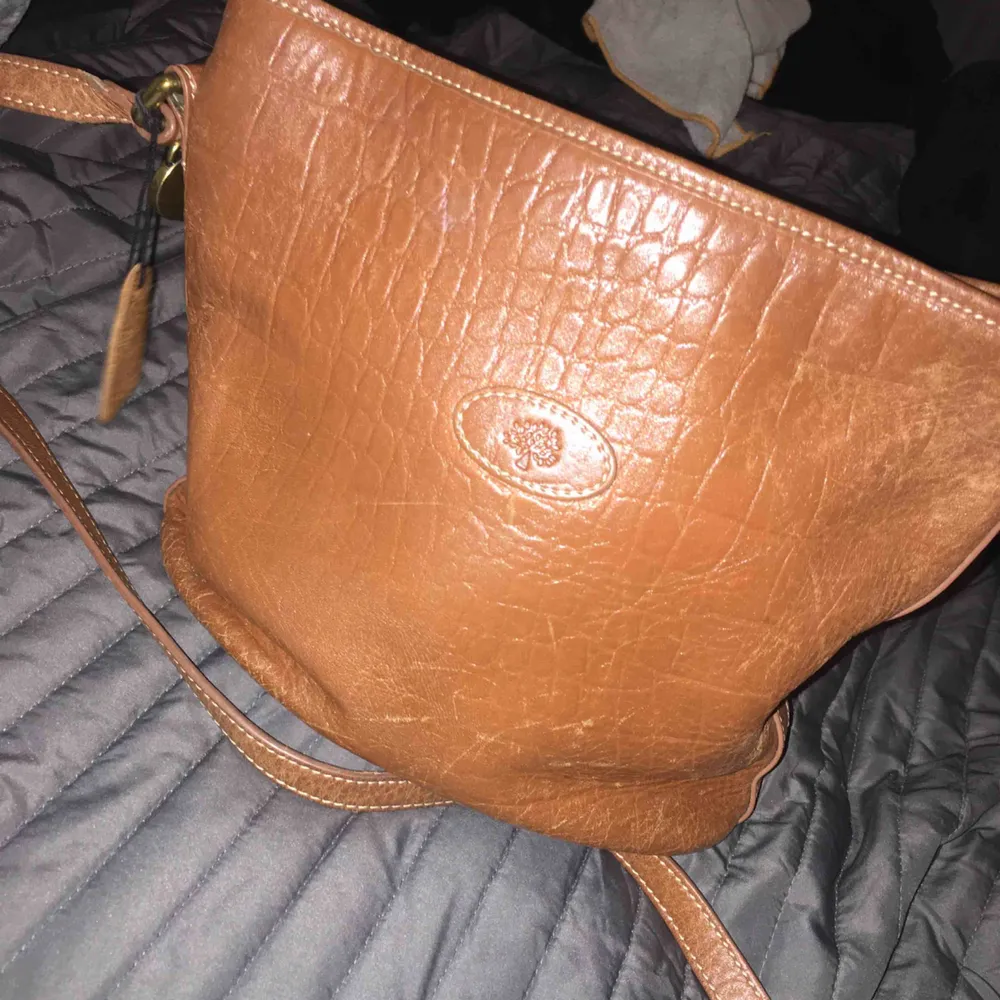 Fin Mulberry handväska 👜 liknar bucket design. Gjord i äkta brun skinn, fins skick. Kan stängas med dragkedja. Har inner fack.. Väskor.