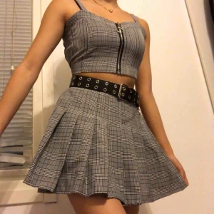  - kjol & topp sett ( skärp ingår ej )  // endast prövad //                                                   både plaggen har ” ruched ” ( typ skrynklig? ) baksida/resår för bättre passform :) // frakt tillkommer på 44kr ☺️