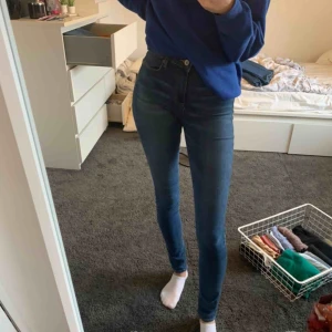  - Skinny jeans ifrån Superdry, endast använda 1 gång så väldigt bra skick! Lång passform, passar mig som är 175cm☺️ köparen betalar frakt