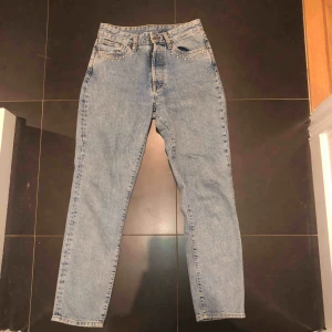  - Jeans med stenar längst fickorna. 
