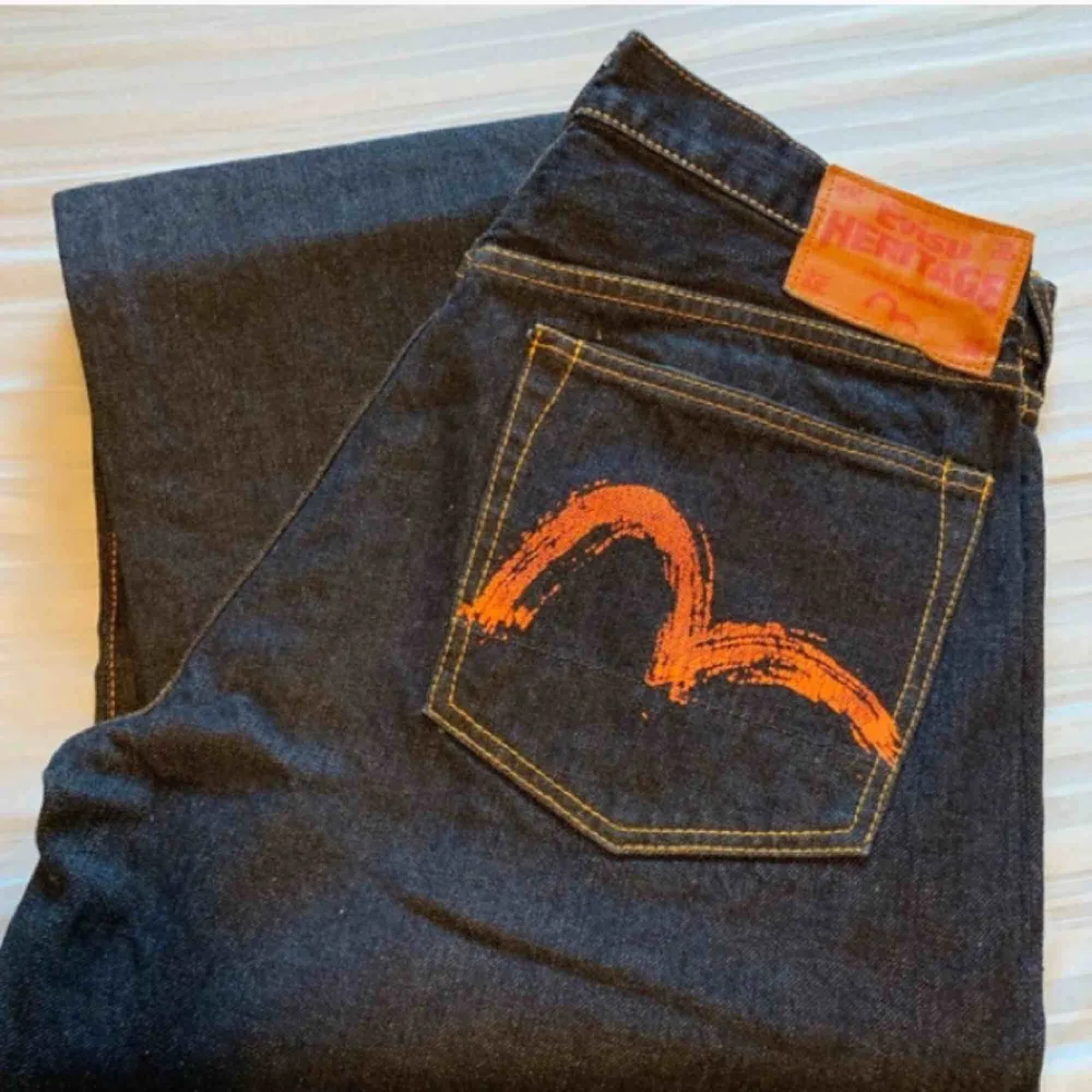 Evisu jeans heritage. Bra kvailte med pressveck redan kvar (passform är baggy med straight leg). OBS! Bilderna är inte mina utan tog de från internet. Originalet är ännu nyare och kan skicka bilder på dem också.. Jeans & Byxor.