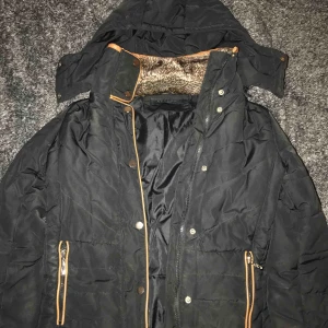  - Skön vinter jacka som jag växt ur, köpt för över 1000kr men saknar bältet man fick med