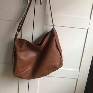  - Säljer en super fin väska som är köpt second hand. Den är i mycket fint skick och har ett långt ändringsbar band 
