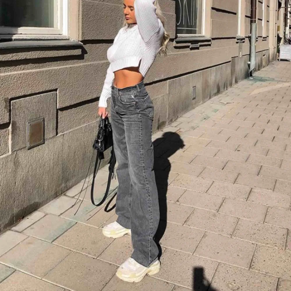 Jättepopulära vida  zara jeans som ej säljs längre jeansen är aldrig använda och lapparna sitter kvar  Finns i Stockholm kan annars frakta . Jeans & Byxor.