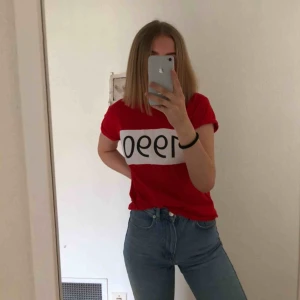  - Fräsch röd T-shirt från boohoo, knappt använd, lite mindre i storleken🥰  Betalning via Swish, köparen står för frakten, kan mötas nära bromölla/kristianstad/sölvesborg