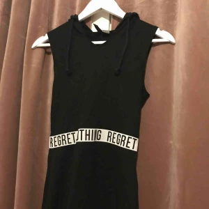  - Tight luvklänning i stretchigt material och med texten ”regret nothing” runt midjan! Både sportig och trendig på samma gång!✨
