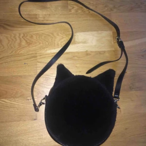  - Fluffig liten väska med kattöron. Bra skick! Frakten ingår i priser, billigare vid upphämtning.  Finns på fler sidor!
