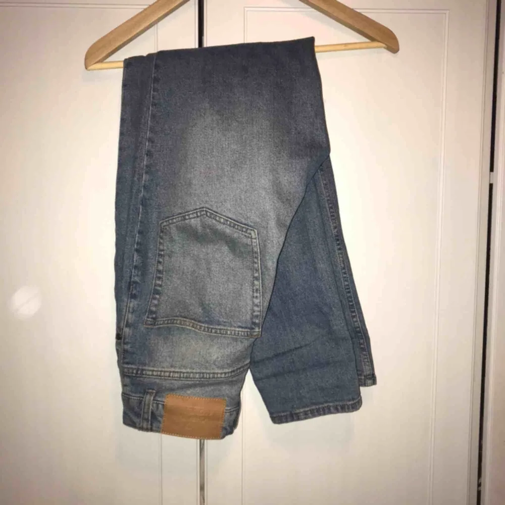 Säljer dessa Cheap Monday jeans som jag köpte på Junkyard. Skulle uppskatta storleken som en W:31/L:33, för stora för mig som är 155cm😔 frakt ingår inte!. Jeans & Byxor.