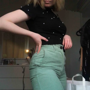  - Mintgröna manchesterbyxor från MONKI!! Supersnygga men tyvärr lite för små för mig och därför väldigt lite använda. Frakten ingår i priset!! Betalning sker via swish 
