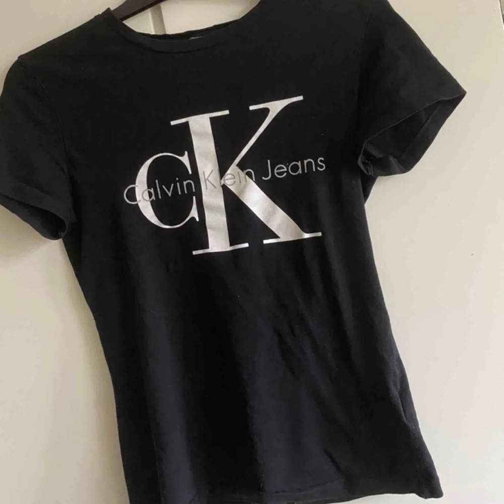 Äkta Calvin Klein t-shirt för endast 150kr🤯 150+40 för frakt och 150 om man bor i Gbg och möts up köpt för 500 på design only! Allt tvättas och stryks innan vi skicka iväg!🦋. T-shirts.