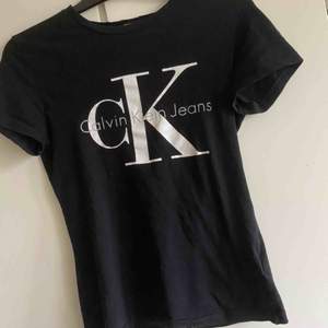 Äkta Calvin Klein t-shirt för endast 150kr🤯 150+40 för frakt och 150 om man bor i Gbg och möts up köpt för 500 på design only! Allt tvättas och stryks innan vi skicka iväg!🦋