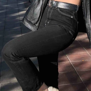  - Weekday Rowe extra high straight jeans med vita sömmar. Skriv för fler bilder. Slitna då de är välanvända därav priset. Kan mötas i Stockholm eller frakta mot att köpare betalar fraktkostnad på 63kr. 