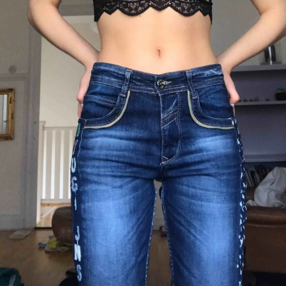 Snygga jeans med coola detaljer. Jeans & Byxor.