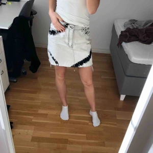  - Häftig kjol som säljes då den tyvärr inte kommer till användning :( bara att höra av sig vid frågor! Frakten är inte inräknad i priset