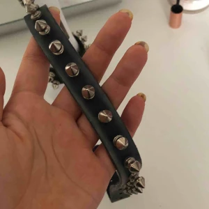  - Nithalsband samt armband :) halsband: 45cm armband: 24cm. Säljer tillsammans eller för 50kr för halsbandet och 30kr armbandet