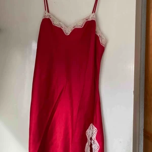  - EN SÖT NATTLINNE 🌹 FRÅN VICTORIA SECRET! Aldrig använd☺️ SILKE. Går att mötas upp i Stockholm eller frakta (köparen betalar för frakt) Betalning via Swish ✅