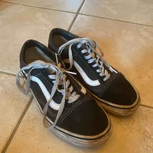 Säljer ett par Vans Old Skool. Helt okej skick! 