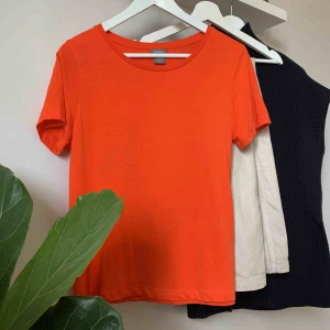  - FRAKT INGÅR! Den är inte lika skrikorange i verkligheten utan lite mer åt det röda hållet kanske💥💥 Väldigt fin iaf, tycker själv inte att jag passar i färgen så därför jag säljer🥳