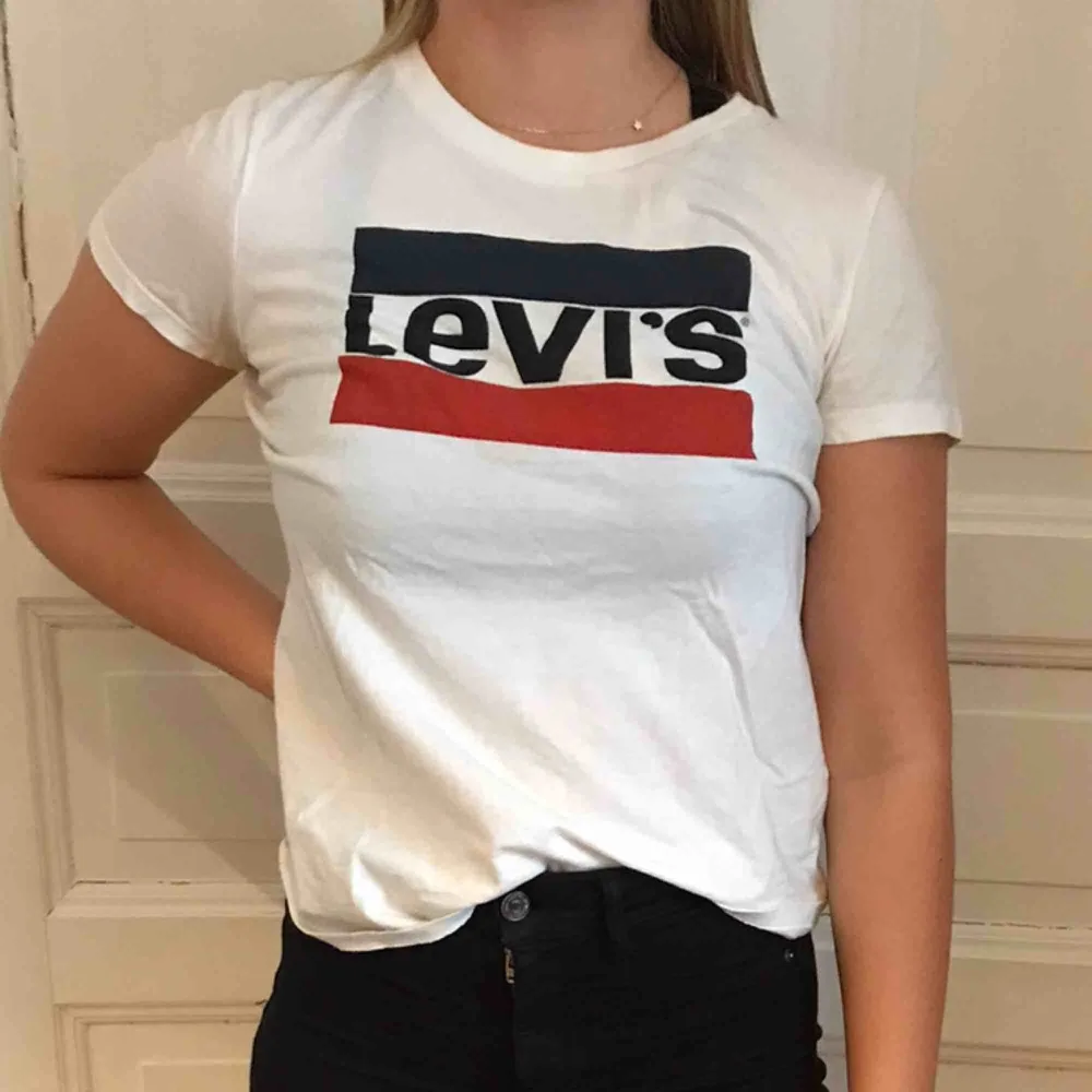 Snygg levis T-shirt. Nypris 400, knappt använd. . T-shirts.