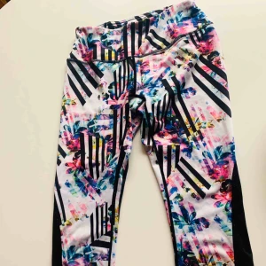  - Reebok tränings byxor, jätte bra skick. Säljs pga för små, köpta för 400kr i USA