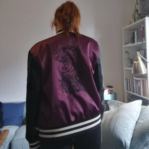 H&m varsity jacka stl M - H&M Varsity jacka stl M. Är en herr storlek. Men tycker den är snygg oversize. Jag på bilden  är en stl M (38/40) Skitsnygg brodyr på ryggen. Oanvänd och hwr lappen kvar. Nypris 499:- frakt ca 66kr (har fler bilder på bara jackan, skriv så skickar jag) 