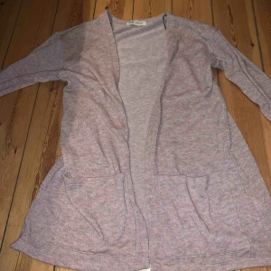  - Jätte skön tunt stickad lång kofta Använd några gånger 