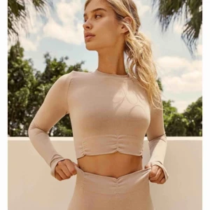  - SLUTSÅLD PÅ CHIQUELLE I STORLEKEN Å FÄRGEN 👊🏽 Helt oanvänd träningstopp och säljer för 200kr (+ 42kr frakt). Nypris är 499 🥰 