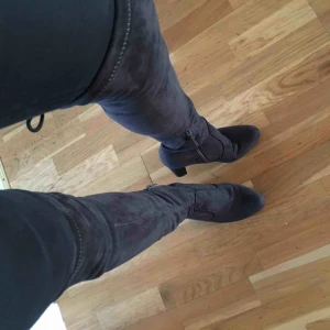  - Knähöga mockastövlar i mörk grå. Bara använt 3 gånger. Kan mötas upp i Stockholm eller i Södertälje annars frakt tillkommer. :)
