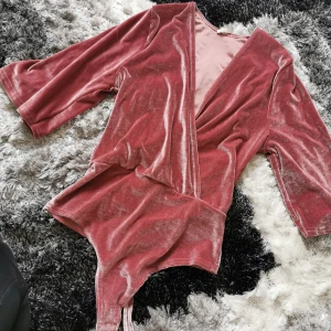 Velvet body  - Fint skick. Från nelly. Storlek s. Färgen rosa aktig 