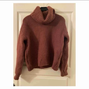  - Jätte fin och mysig tröja knappt använd. Nypris ungefär 300. Frakt tillkommer