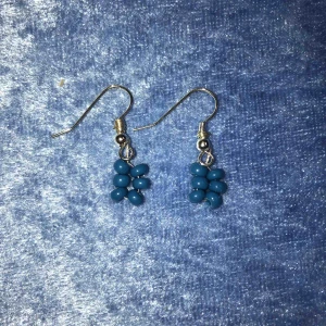  - Säljer dessa fina blå örhängen (hemma gjorda) aldrig använda, mycket bra skick💙