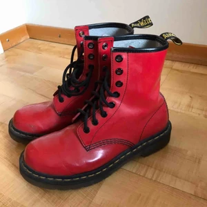  - Snygga Dr Martens, säljer då de är för små tyvärr. Inte jättemycket använda men är ändå lite skavda framtill. Frakt kan tillkomma, kan mötas upp ;)