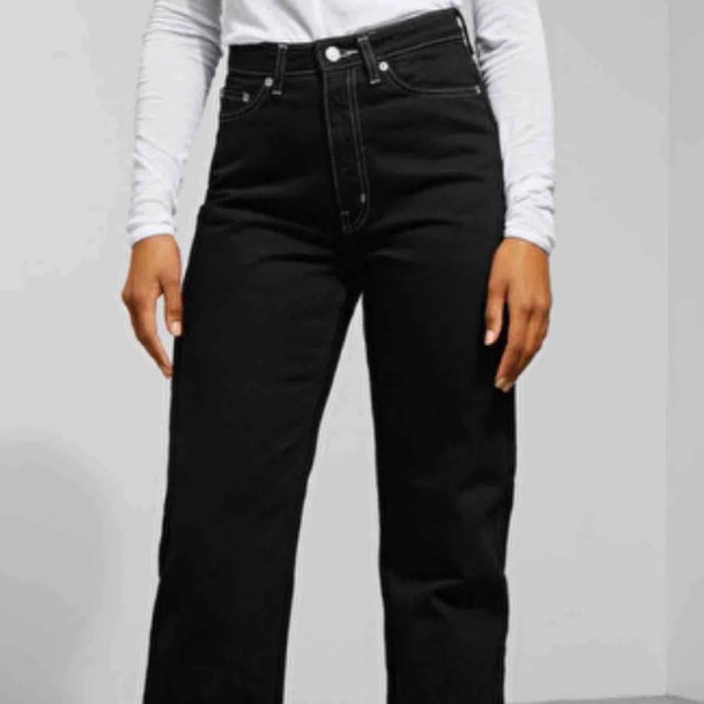 Snyggaste weekday jeansen i modellen ROW. tyvärr fel storlek för mig :( . Jeans & Byxor.