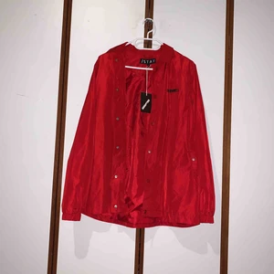  - Tunn bomber liknande jacka, rätt likt en skjorta i formen. Strl L men sitter fint på mig som är S, snyggt med oversize. Nypris 500. Använd enstaka gång, prislapp på. Köpt från carlings