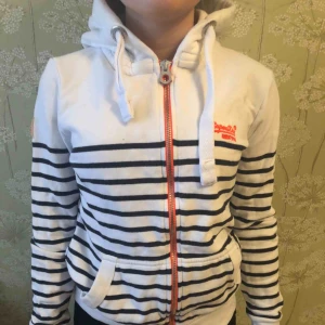  - skön tröja till sommarkvällar eller bara vardag!  köpare står för frakt annars mötas i sthlm✨