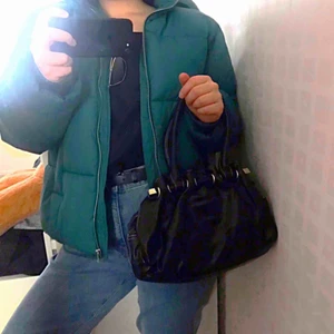  - I helt nyskick. Använt max 1-2 gånger. Supervarm och jätte mysig! Luvan kan man få av.   !!!Pris kan diskuteras!!!  Frakt betalas av köpare<3