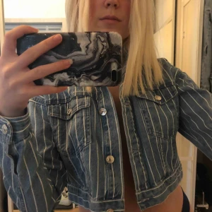  - Supercool croppad jeansjacka med vita ränder. Använd fåtal gånger. 