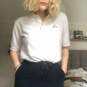  - Cool vit piké från Kappa. Köpt second hand men ändå i bra skick! Ganska oversized i storleken men passar nog till de flesta!🌟