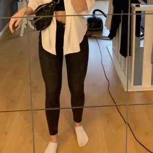  - Säljer mina Gina Tricot jeans i modellen Molly, knappt använda & i fint skick. Köparen står för frakten vilket är 50 kr 💛💛